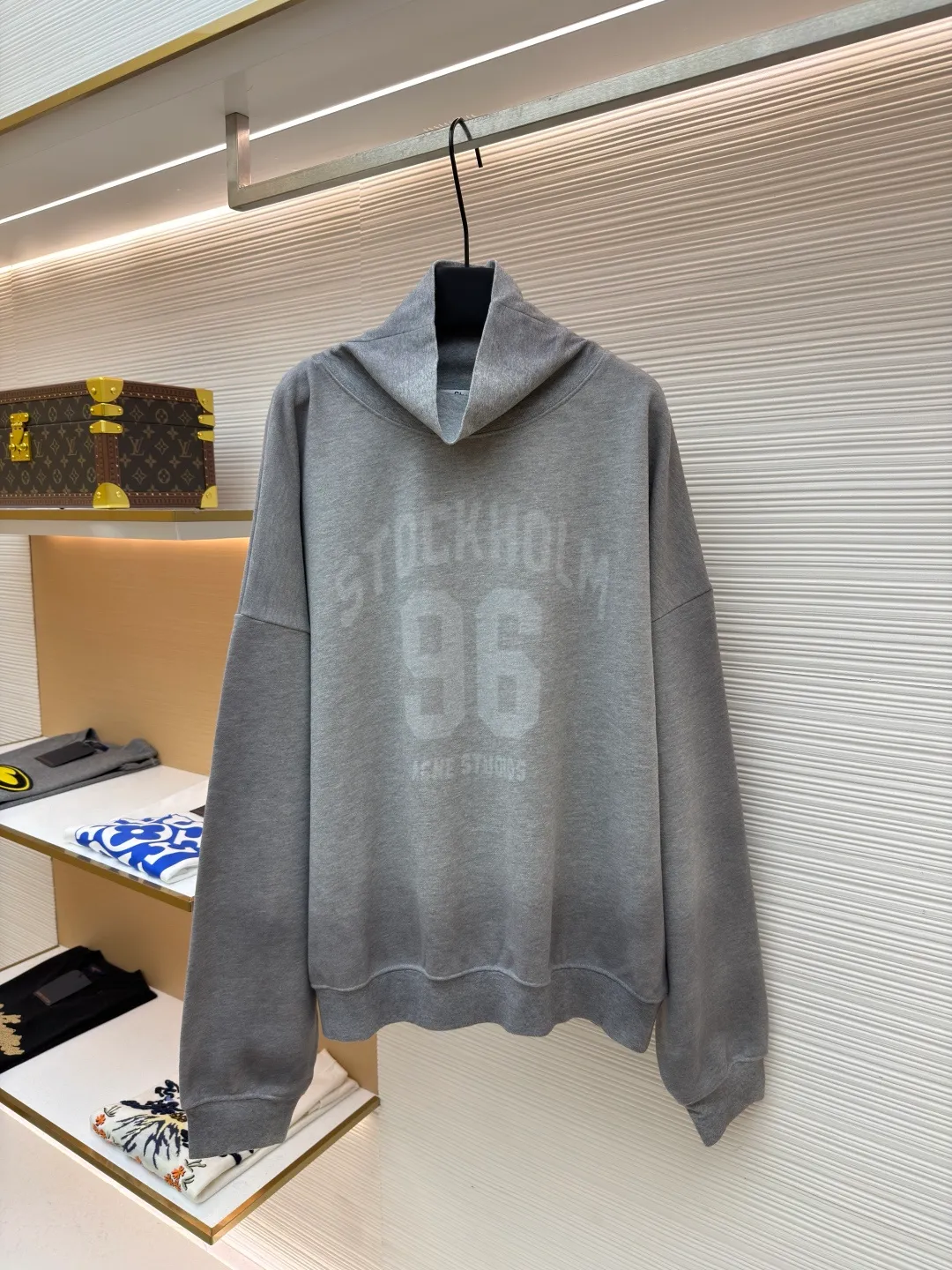 Acne Studios printed logo sweatshirt ●Original version: Purchased and developed for 4700 ●Item number: 1682167-A80 ●Fabric: Floral soft velvet nylon fabric ●Technology: Imported machine foam printing ●Color: Gray ●Version: Loose version ●Weight: about 610 grams ●Size: Shown in a subtle and restrained manner, it is embellished with the college-style seasonal logo pattern, and uses simple and tense lines to outline the personality logo. The hidden luxury beauty of sweatpants carved with Maliu craftsmanship. From rich to light, the color transition is natural and smooth, and the elegant style is like the precipitation of time. The suit attendance interprets the infinite possibilities of fashion from a unique perspective. Imported machine foam printing uses imported professional printing equipment to apply a special white slurry to the textile surface in a specific pattern through precise mechanical control. The foaming agent is thermally decomposed to produce gas, which expands the slurry to form a three-dimensional white foam pattern. Gradient special slurry spraying process sprays dyes of different colors on the surface of the fabric to achieve rich color changes in the clothes under different lights, increasing the visual layering. The fabrics have been carefully washed, have a better hand feel and texture, are not easy to deform, are not easy to shrink, are not easy to fade, and maintain long-term beauty. The overall wiring is straight and delicate, the fabric is comfortable and soft, and the color is consistent without color difference. It can be matched with the same style to create a fashionable look and control various occasions. Customized accessories, complete with three standards, same style for men and women!